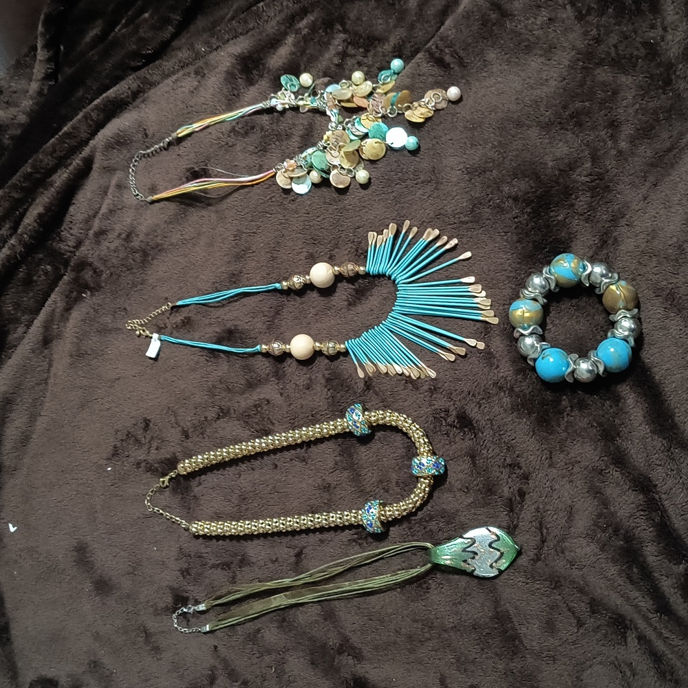 Beautiful Necklace And Bracelet Bundle